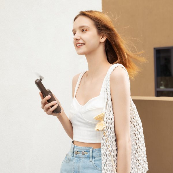 1030313-10-wiatrak-przenosny-mini-wentylator-powerbank-latark-jisulife-hurtownia-dropshipping.jpg Pārnēsājams mini ventilators ar iebūvētu lādētāju un lukturīti USB-A, USB-C, 4500mAh - brūns