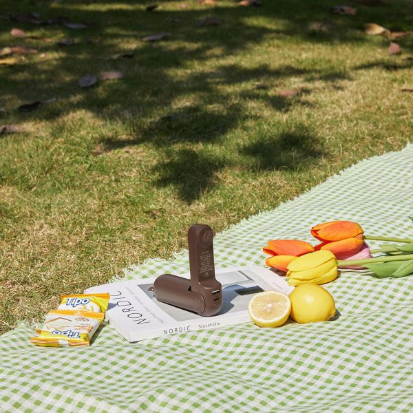 1030313-4-wiatrak-przenosny-mini-wentylator-powerbank-latark-jisulife-hurtownia-dropshipping.jpg Pārnēsājams mini ventilators ar iebūvētu lādētāju un lukturīti USB-A, USB-C, 4500mAh - brūns