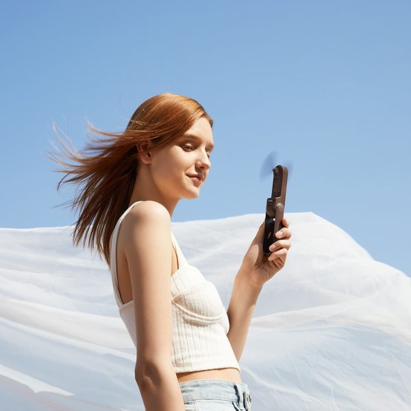 1030313-7-wiatrak-przenosny-mini-wentylator-powerbank-latark-jisulife-hurtownia-dropshipping.jpg Pārnēsājams mini ventilators ar iebūvētu lādētāju un lukturīti USB-A, USB-C, 4500mAh - brūns