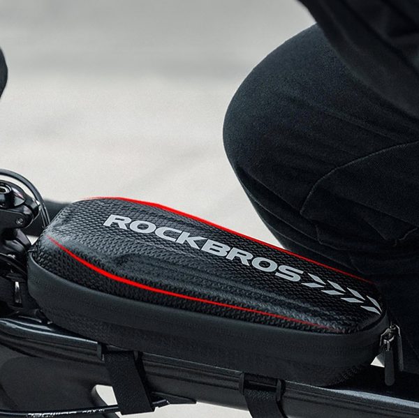 1031056-3-torba-wodoodporna-na-kierownice-lub-rame-roweru-hu-rockbros-hurtownia-dropshipping-1.jpg Ūdensnecaurlaidīga soma stūrei vai skrejriteņa rāmim 2 l - melna