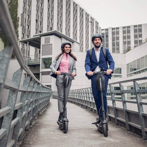 1031056-9-torba-wodoodporna-na-kierownice-lub-rame-roweru-hu-rockbros-hurtownia-dropshipping-1.jpg Ūdensnecaurlaidīga soma stūrei vai skrejriteņa rāmim 2 l - melna