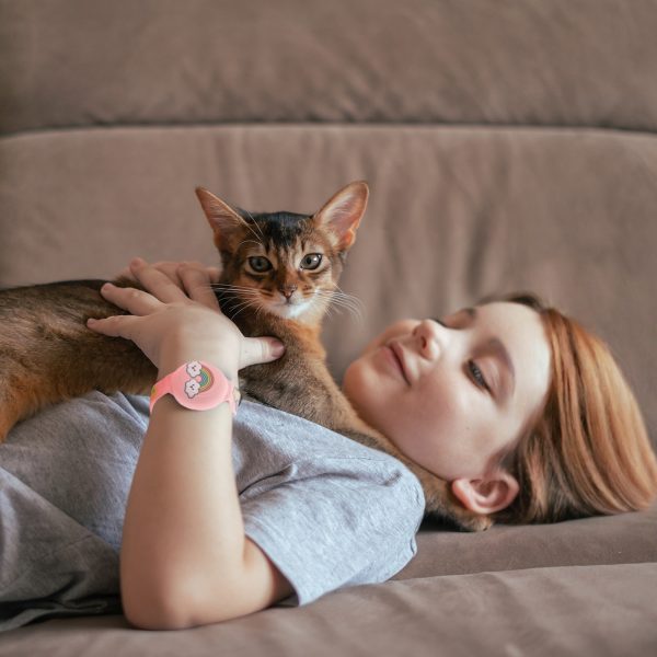 Silikona aproce AirTag lokatoram uz plaukstas locītavas bērnam - varavīksnes rozā