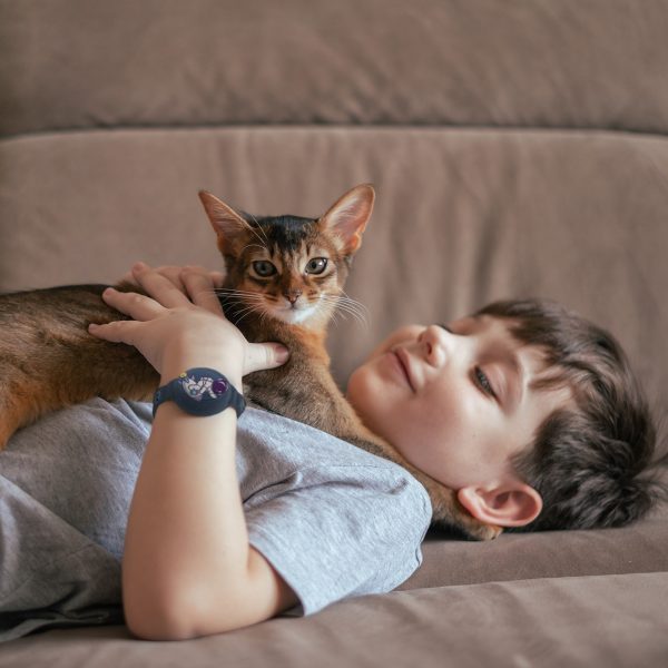 Silikona aproce AirTag lokatoram uz plaukstas locītavas bērnam - astronauta tumši zila