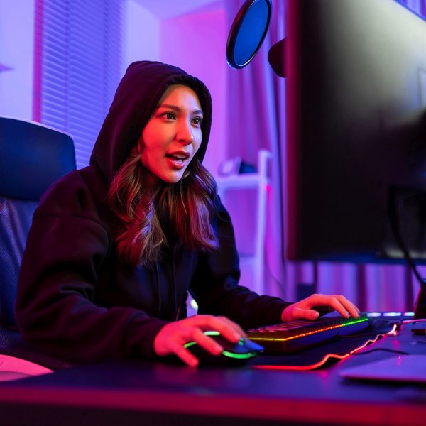 Vadu optiskā spēļu pele, ar fona apgaismojumu, 7 pogas, 7200 DPI RGB - melna