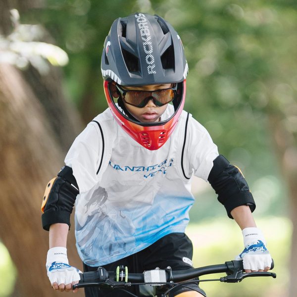 Bērnu velosipēda ķivere ar noņemamu zodu, M izmērs 54-58 cm - melna haizivs