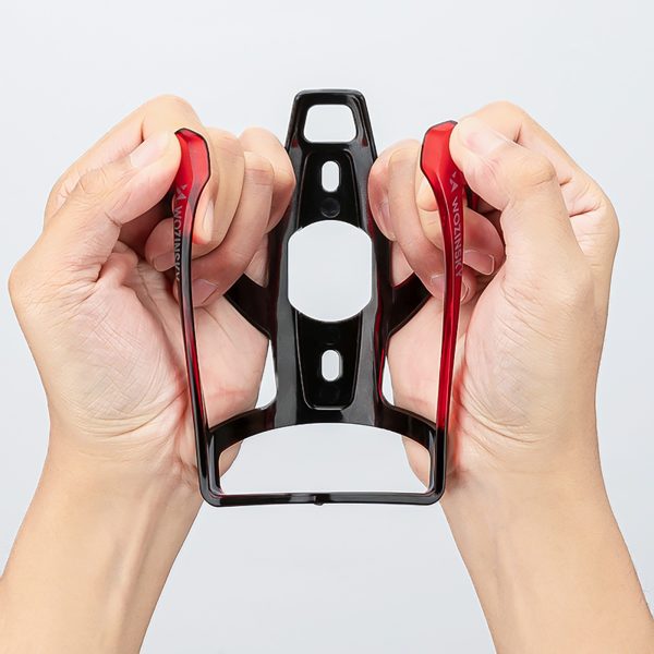 1032614-6-koszyk-uchwyt-rowerowy-na-bidon-czarno-czerwony-wozinsky-hurtownia-dropshipping.jpg Velosipēda pudeļu turētāja grozs - melns un sarkans