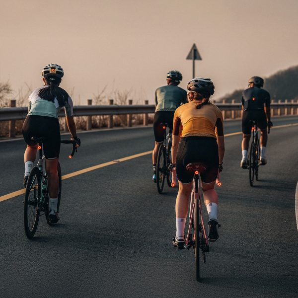 1032624-9-lampki-tylne-wodoodporne-inteligentne-swiatla-wozinsky-hurtownia-dropshipping.jpg Ūdensizturīgi aizmugurējie lukturi, viedie lukturi, melni, 2 gab.