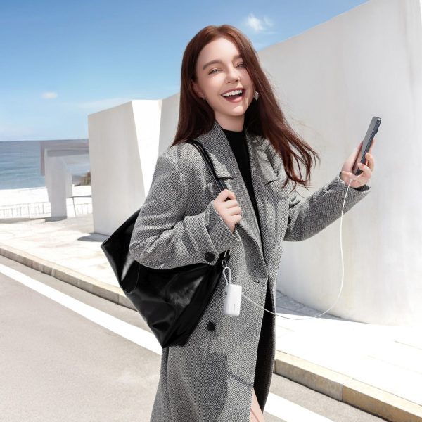 Powerbank 10000mAh 35W ar ievelkamu USB-C kabeli un Lightning siksniņu - balts