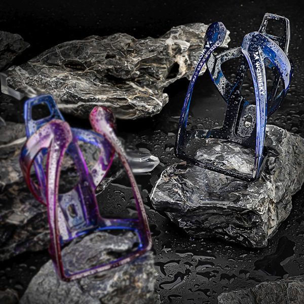 1033227-2-koszyk-uchwyt-rowerowy-na-bidon-czarno-niebieski-wozinsky-hurtownia-dropshipping.jpg Velosipēda pudeļu turētāja grozs - melns un zils