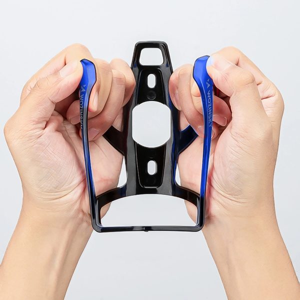 1033227-5-koszyk-uchwyt-rowerowy-na-bidon-czarno-niebieski-wozinsky-hurtownia-dropshipping.jpg Velosipēda pudeļu turētāja grozs - melns un zils