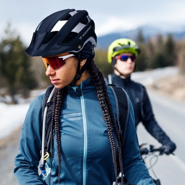 1033233-4-kask-rowerowy-mtb-z-odpinanym-daszkiem-czarno-sreb-wozinsky-hurtownia-dropshipping.jpg MTB velosipēda ķivere ar noņemamu vizieri, viegla, 57-62 cm - melna un sudrabaina