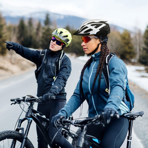 MTB velosipēda ķivere ar noņemamu vizieri un USB aizmugurējo lukturi 54-57 cm - melna un balta