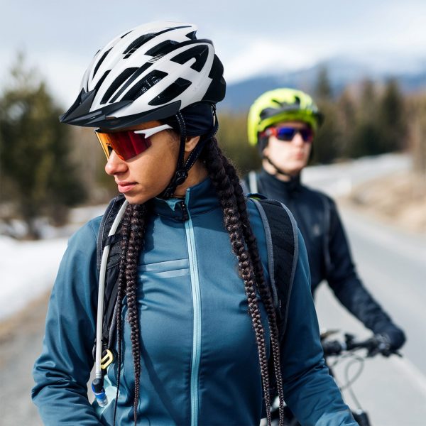 MTB velosipēda ķivere ar noņemamu vizieri un USB aizmugurējo lukturi 54-57 cm - melna un balta