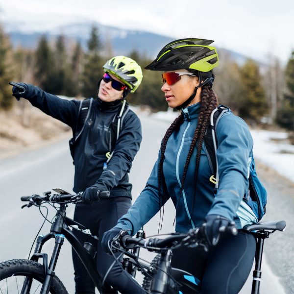 MTB velosipēda ķivere ar noņemamu vizieri un USB aizmugurējo lukturi 54-57 cm - melna un dzeltena