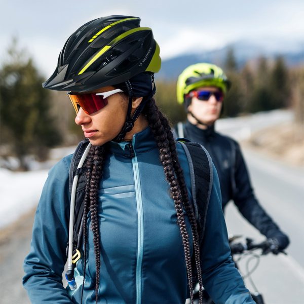 MTB velosipēda ķivere ar noņemamu vizieri un USB aizmugurējo lukturi 54-57 cm - melna un dzeltena