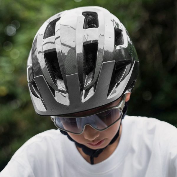 1033483-4-kask-rowerowy-mlodziezowy-odpinany-daszek-szary-rockbros-hurtownia-dropshipping.jpg LK-67 bērnu velosipēda ķivere ar noņemamu vizieri 54–58 cm - pelēka