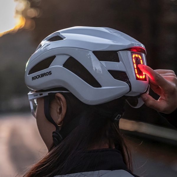 Velosipēda ķivere ar integrētu daudzvirzienu apgaismojumu USB-C 57-61 cm - balta