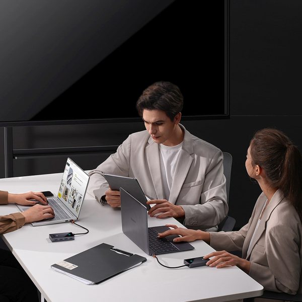 USB-C centrmezgla sadalītājs uz 4x USB-A - pelēks