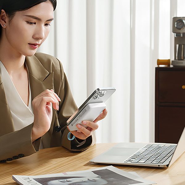 10000mAh USB-C magnētiskais pārnēsājamais akumulators ar iebūvētu USB-C kabeli - balts