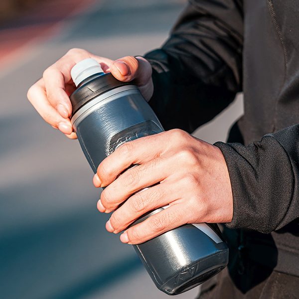 BPA nesaturoša termo velosipēda pudele 620 ml - melna ar gradientu