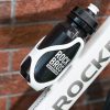 Plastmasas velosipēda pudeļu groza turētājs - balts