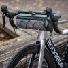 1035267-5-torba-rowerowa-walek-na-kierownice-1-5l-szara-rockbros-hurtownia-dropshipping.jpg Ūdensizturīga velosipēda soma uz rullīšiem uz stūres 1,5 l - pelēka