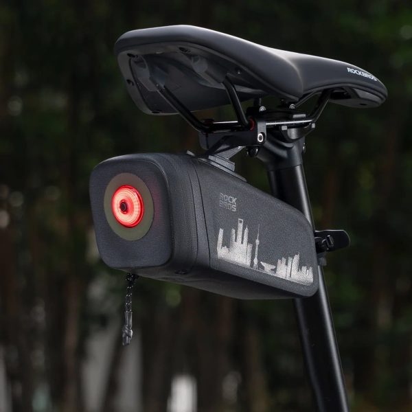 1035302-10-torba-rowerowa-podsiodlowa-z-inteligentna-lampka-rockbros-hurtownia-dropshipping.jpg Viegla velosipēda seglu soma ar viedo aizmugurējo lukturi - melna