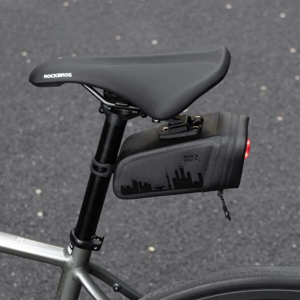 1035302-11-torba-rowerowa-podsiodlowa-z-inteligentna-lampka-rockbros-hurtownia-dropshipping.jpg Viegla velosipēda seglu soma ar viedo aizmugurējo lukturi - melna