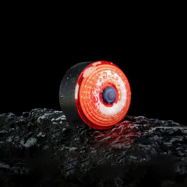 1035302-6-torba-rowerowa-podsiodlowa-z-inteligentna-lampka-rockbros-hurtownia-dropshipping.jpg Viegla velosipēda seglu soma ar viedo aizmugurējo lukturi - melna