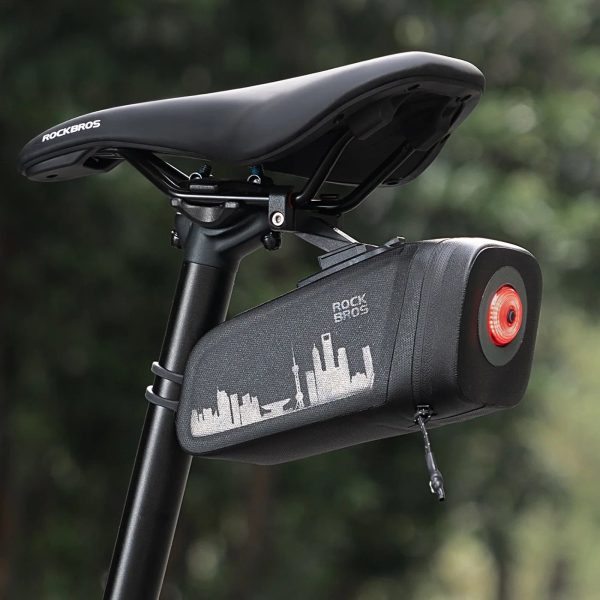 1035302-9-torba-rowerowa-podsiodlowa-z-inteligentna-lampka-rockbros-hurtownia-dropshipping.jpg Viegla velosipēda seglu soma ar viedo aizmugurējo lukturi - melna