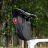 1035303-11-torba-rowerowa-podsiodlowa-z-inteligentna-lampka-rockbros-hurtownia-dropshipping.jpg Velosipēda sēdekļa soma ar viedo aizmugurējo lukturi 0,8 l - melna