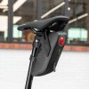 1035303-8-torba-rowerowa-podsiodlowa-z-inteligentna-lampka-rockbros-hurtownia-dropshipping.jpg Velosipēda sēdekļa soma ar viedo aizmugurējo lukturi 0,8 l - melna