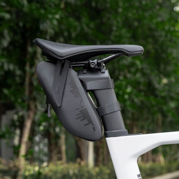 1035303-9-torba-rowerowa-podsiodlowa-z-inteligentna-lampka-rockbros-hurtownia-dropshipping.jpg Velosipēda sēdekļa soma ar viedo aizmugurējo lukturi 0,8 l - melna